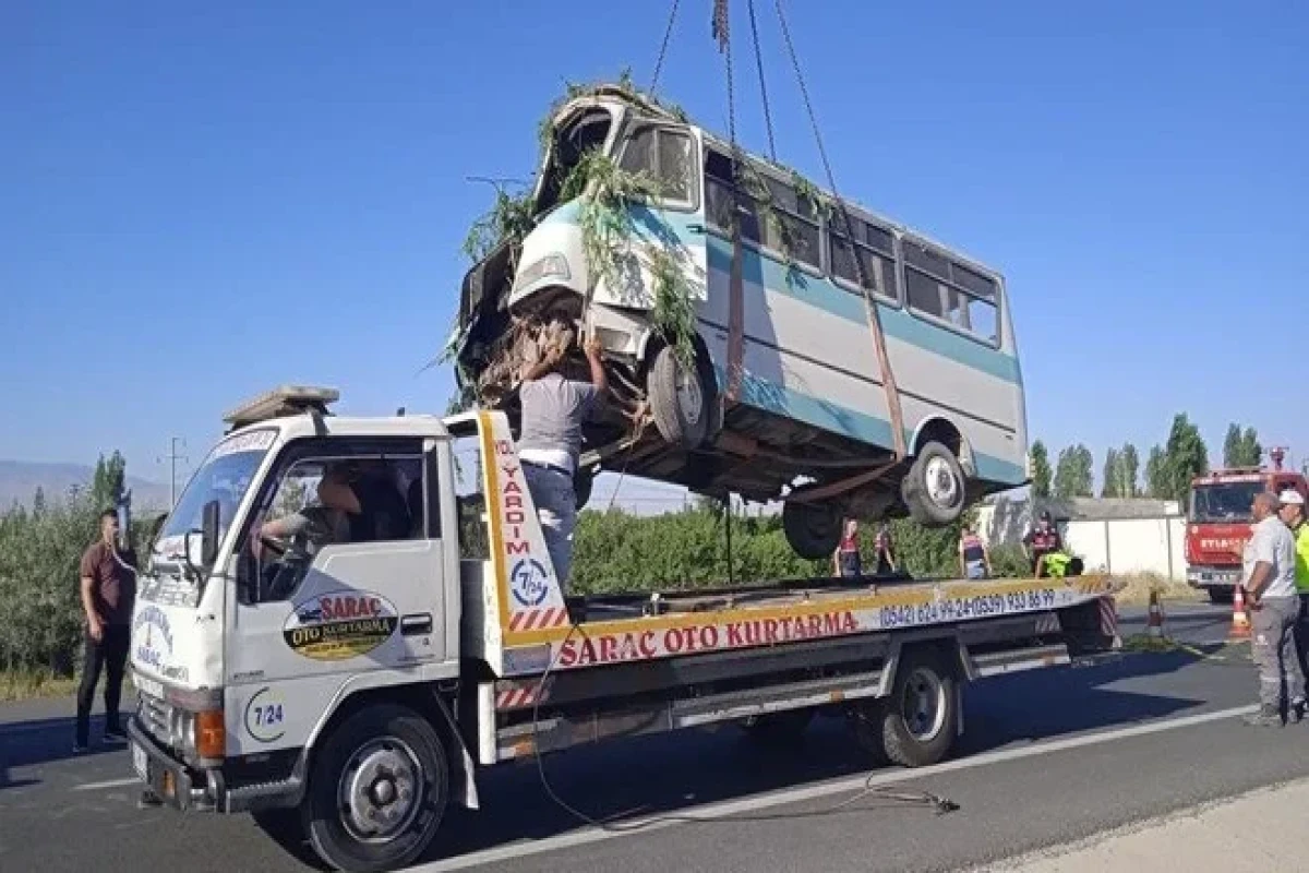 Minibus accident in Türkiye claims 7 lives as vehicle falls into ravine