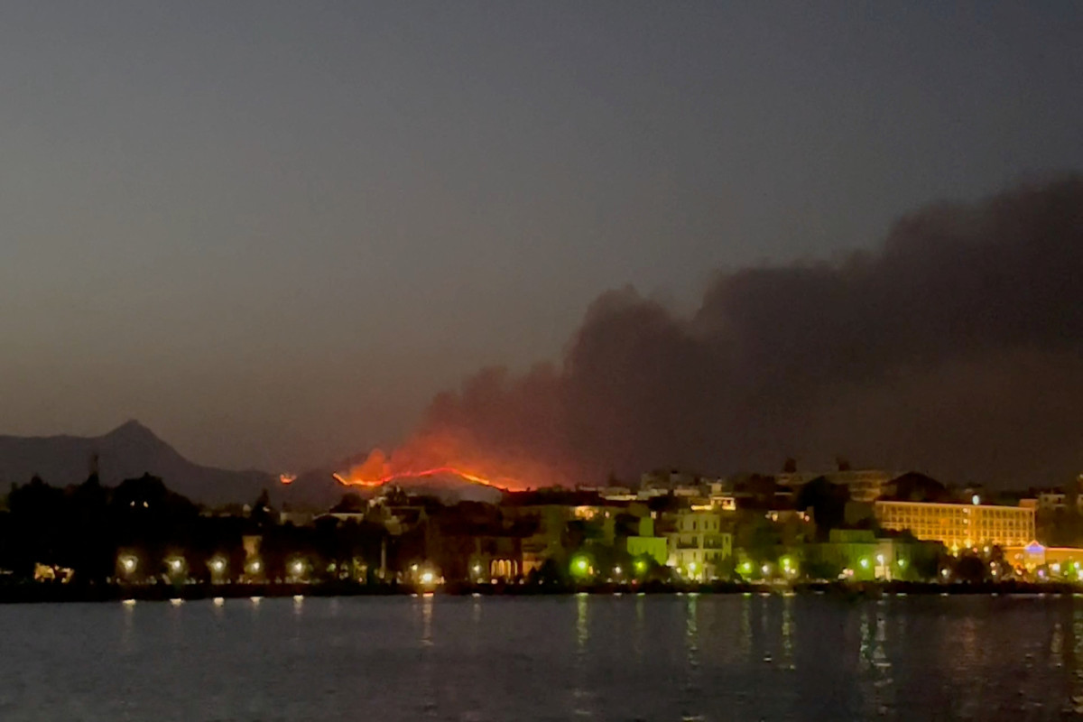 Thousands of tourists fly home as wildfires rage in Greece