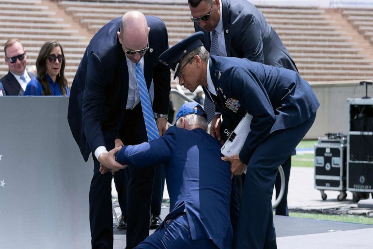 Biden falls at US Air Force Academy graduation ceremony-VIDEO 