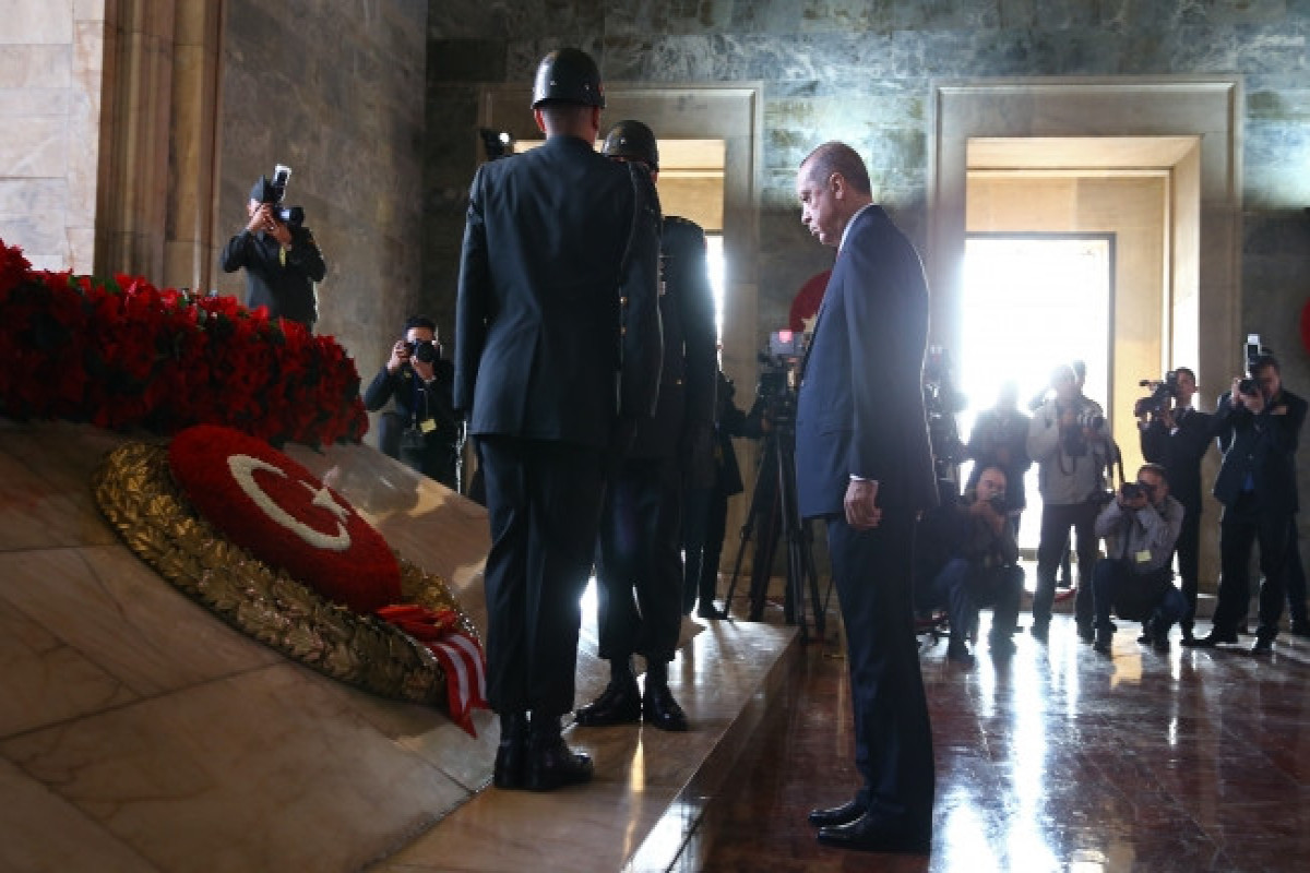 Turkish President visits Anitkabir
