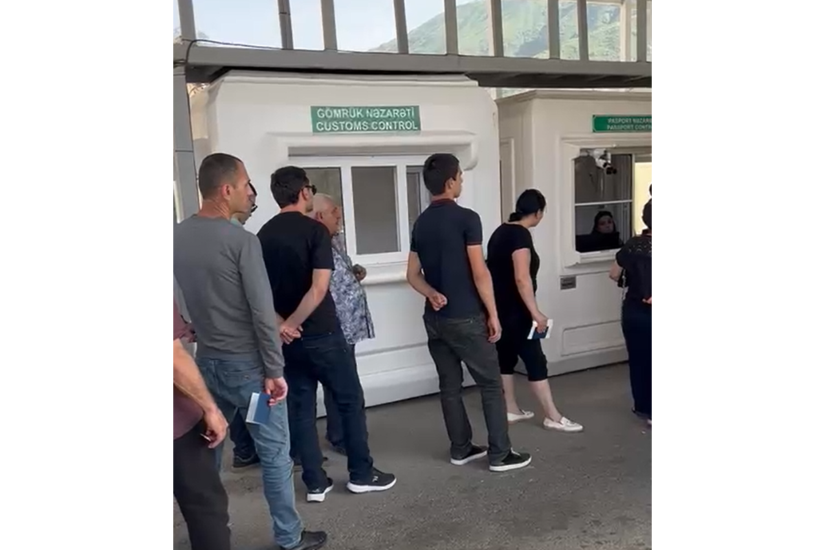 Civilians traveling from Khankandi to Armenia pass unimpededly after being checked their documents at border checkpoint in Lachin  -VIDEO 