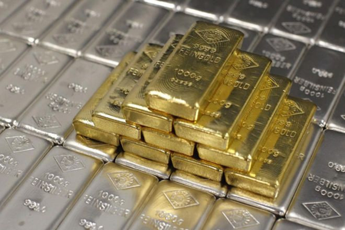 Gold falls as U.S. dollar strengthens