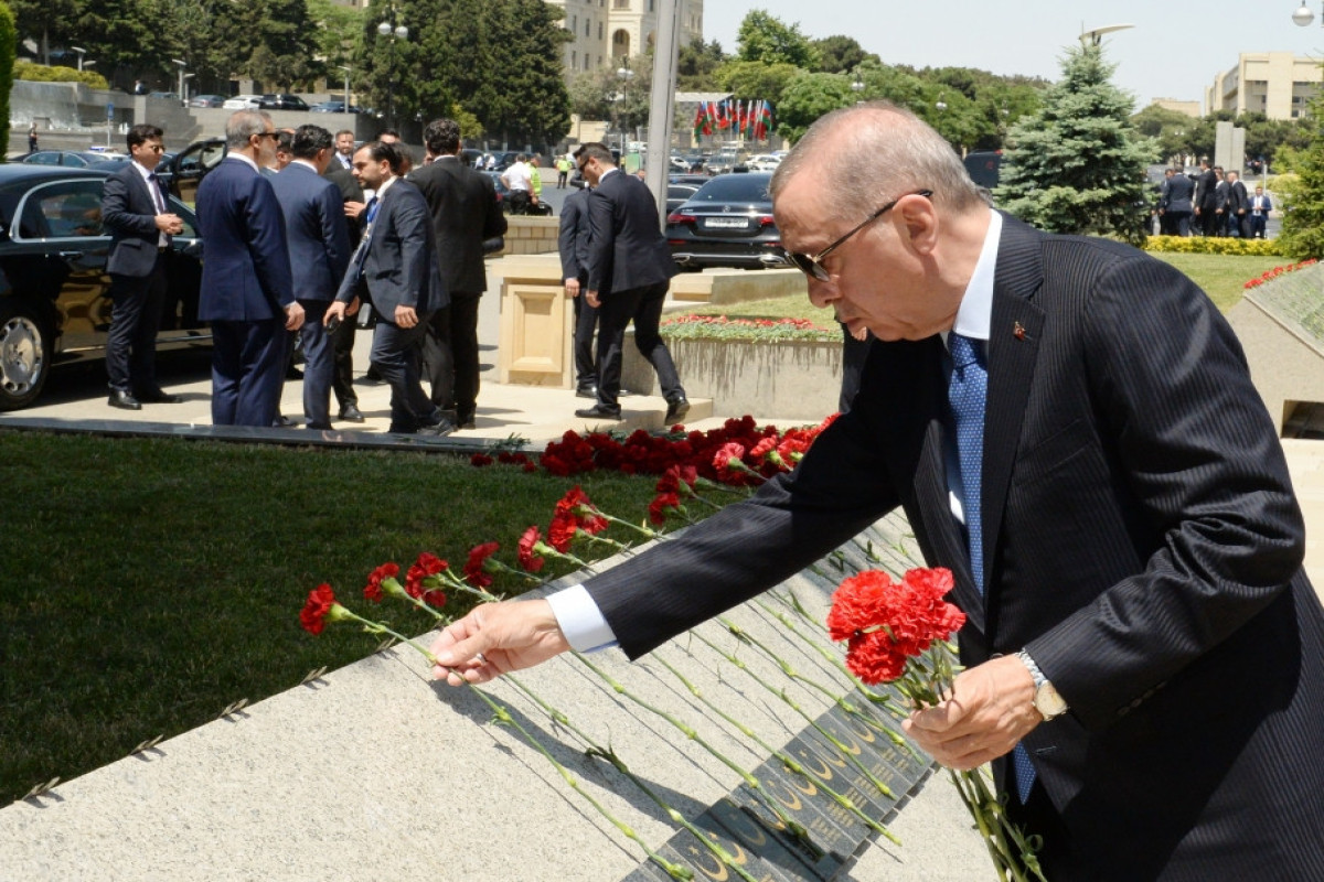 President Recep Tayyip Erdogan pays respect to Azerbaijani martyrs