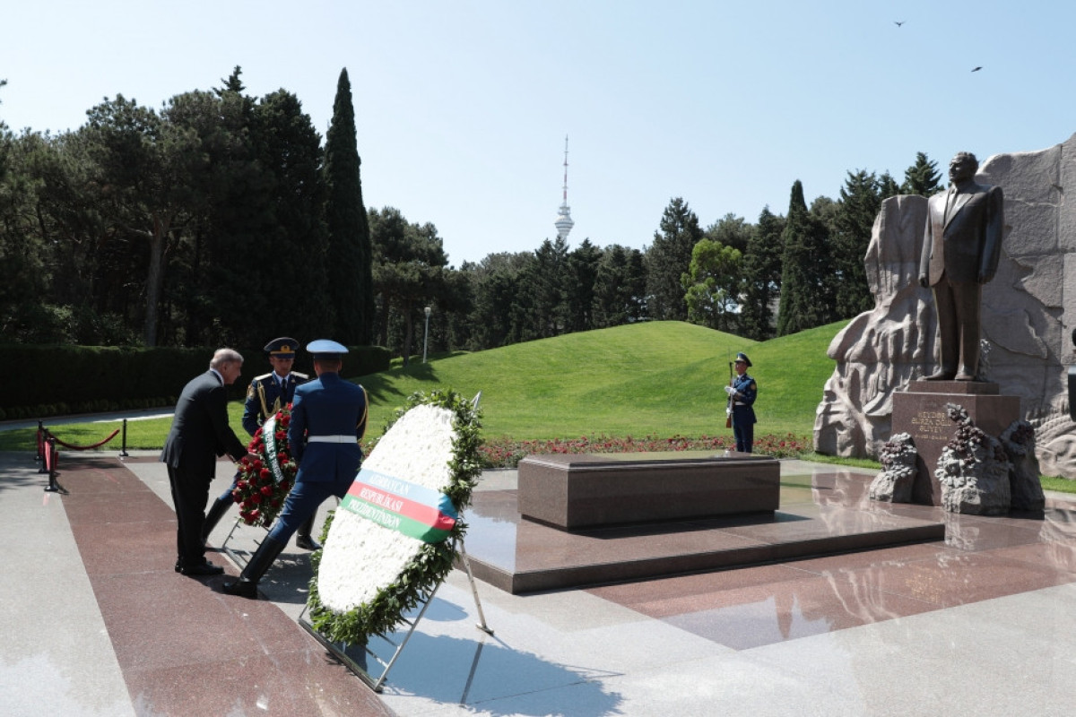 Pakistani PM visits Alley of Honor and Alley of Martyrs-UPDATED 