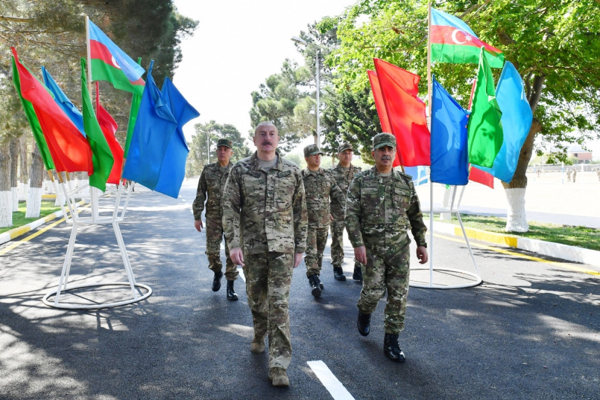 President Ilham Aliyev viewed conditions created at one of commando military units of Ministry of Defense, and presented battle flag to military unit -UPDATED-1 