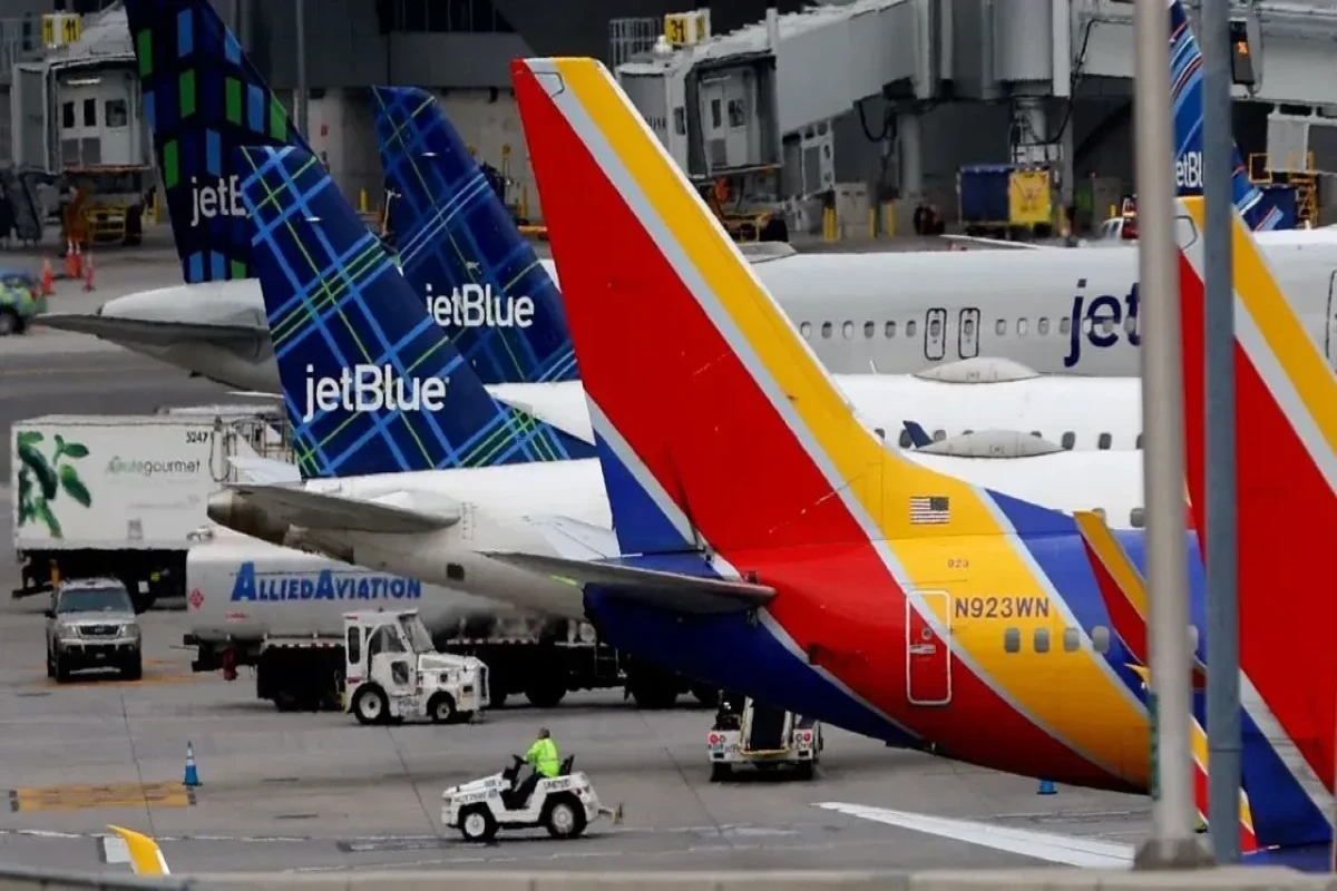 Equipment failures cause air travel chaos on US East Coast