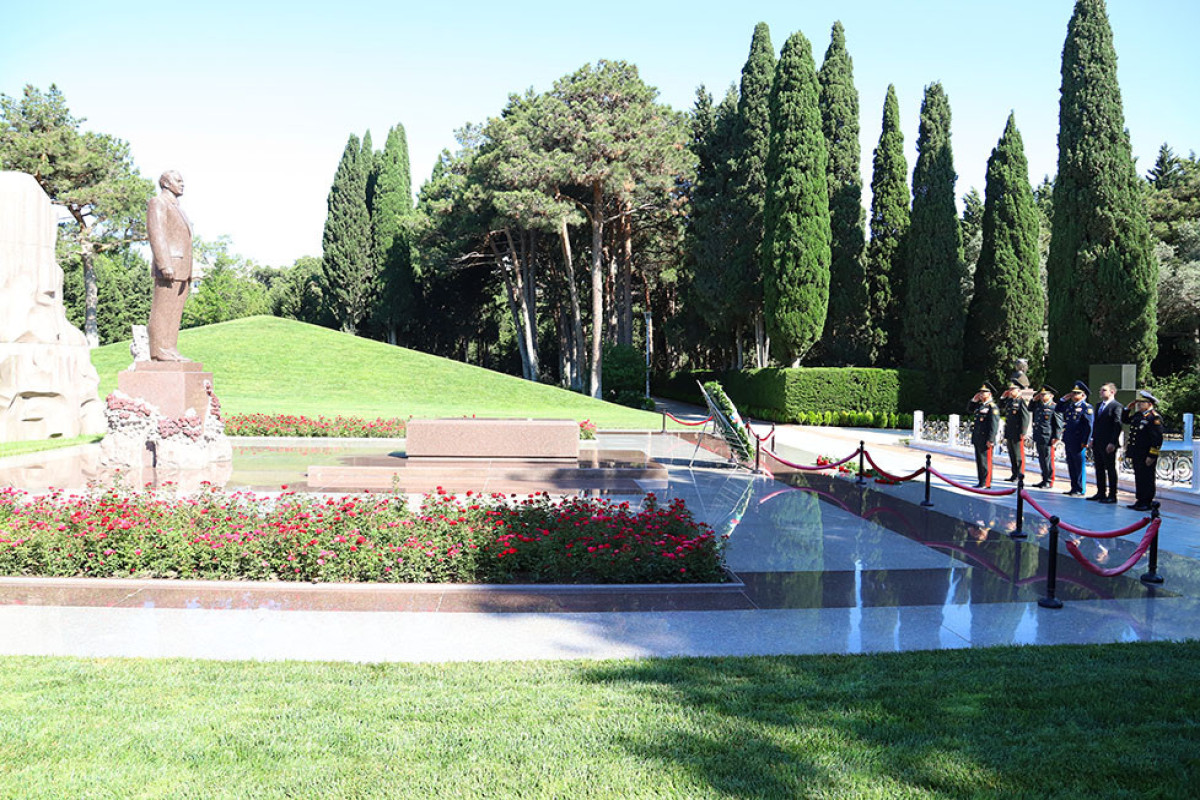 Defense Ministry’s leadership visited the Alley of Honor and the Alley of Shehids-VIDEO 