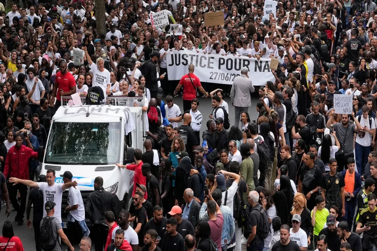 More than 420 arrested as third night of violent protest sweeps France-UPDATED 