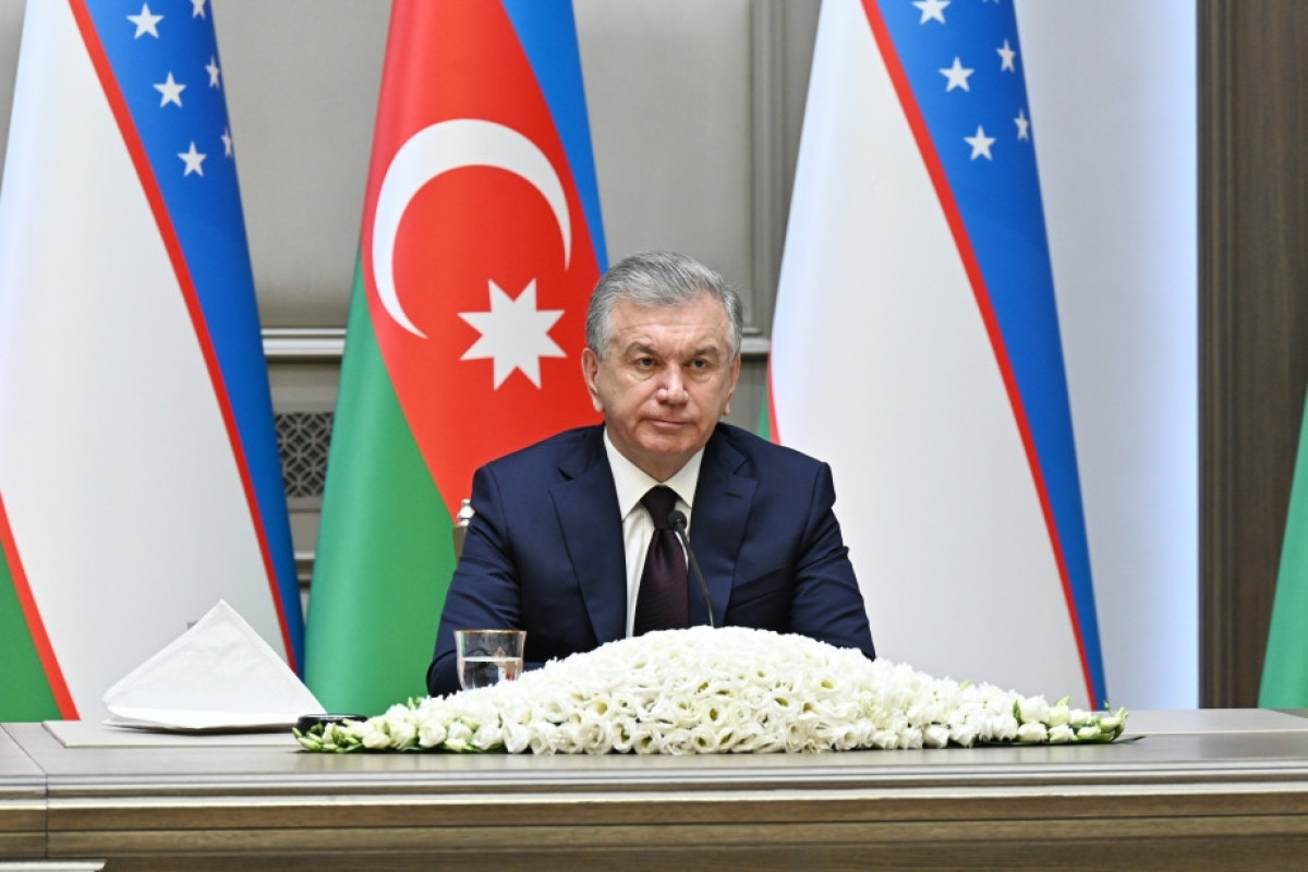 Uzbek President visits Alley of Martyrs and Alley of Honor