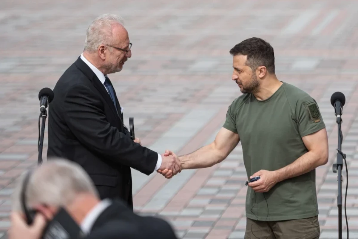 Zelensky holds talks with Latvia's president and visits wounded soldiers in Lviv