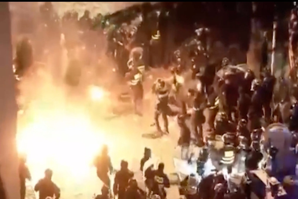 Protesters in Georgia throw Molotov cocktails at police near Parliament building-PHOTO 