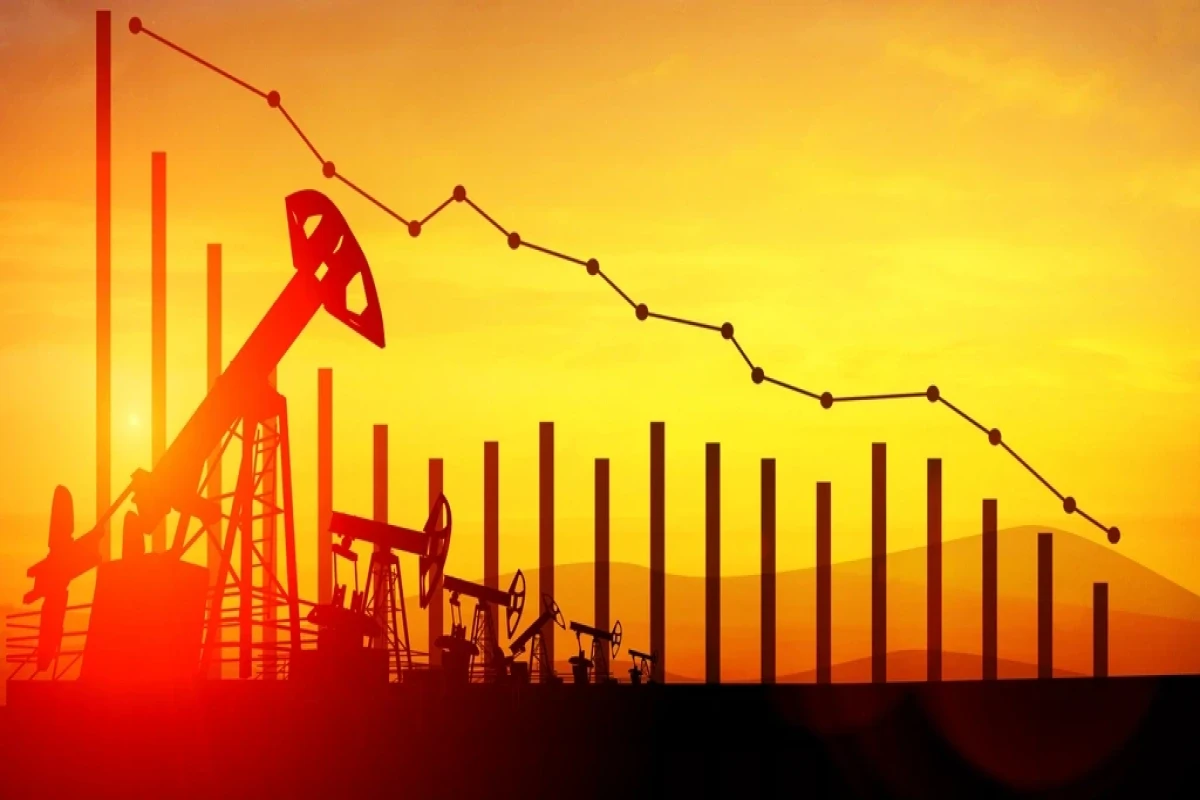 Oil headed for worst weekly drop since Feb on U.S. slowdown fears