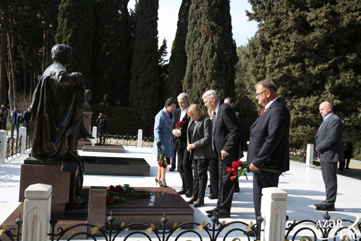 Participants of 10th Global Baku Forum pay tribute to Great Leader Heydar Aliyev-PHOTO 