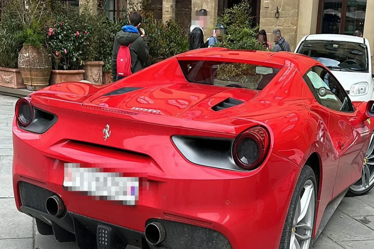 US tourist fined $500 for driving Ferrari into Florence’s famous piazza