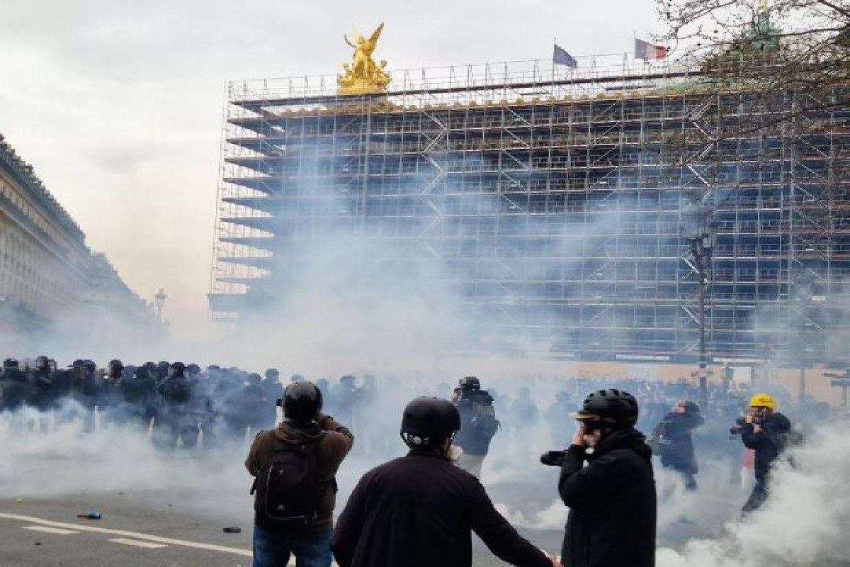 Violence hits Paris in day of protests over Macron's pension changes-VIDEO 