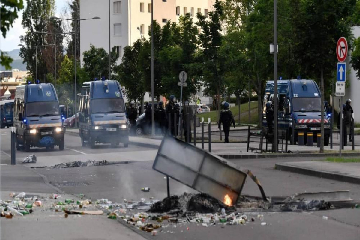 New violent clashes in France in water protest