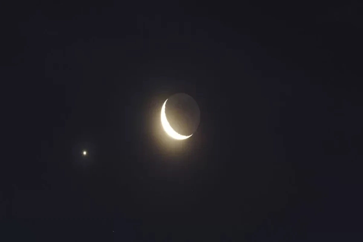 Five planets line up with Moon in night sky