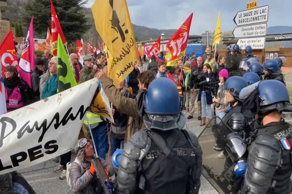 France's Macron announces water saving plan, says protests will not stop reforms-VIDEO 