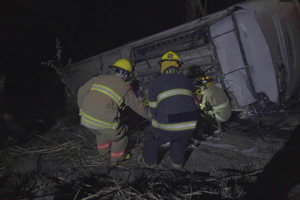 At least 18 dead and 30 injured after a tourist bus collapsed in Mexico