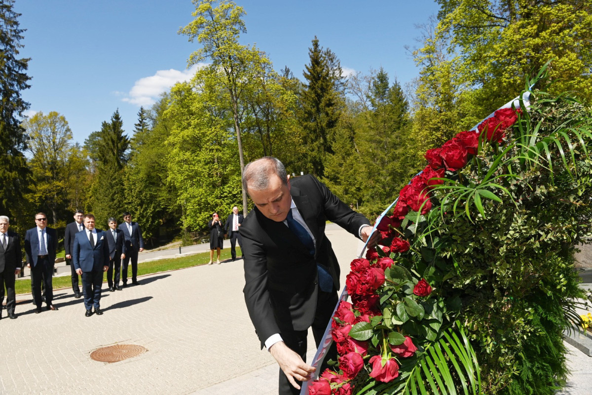 Azerbaijani FM visited monument of those who died for Lithuania's independence