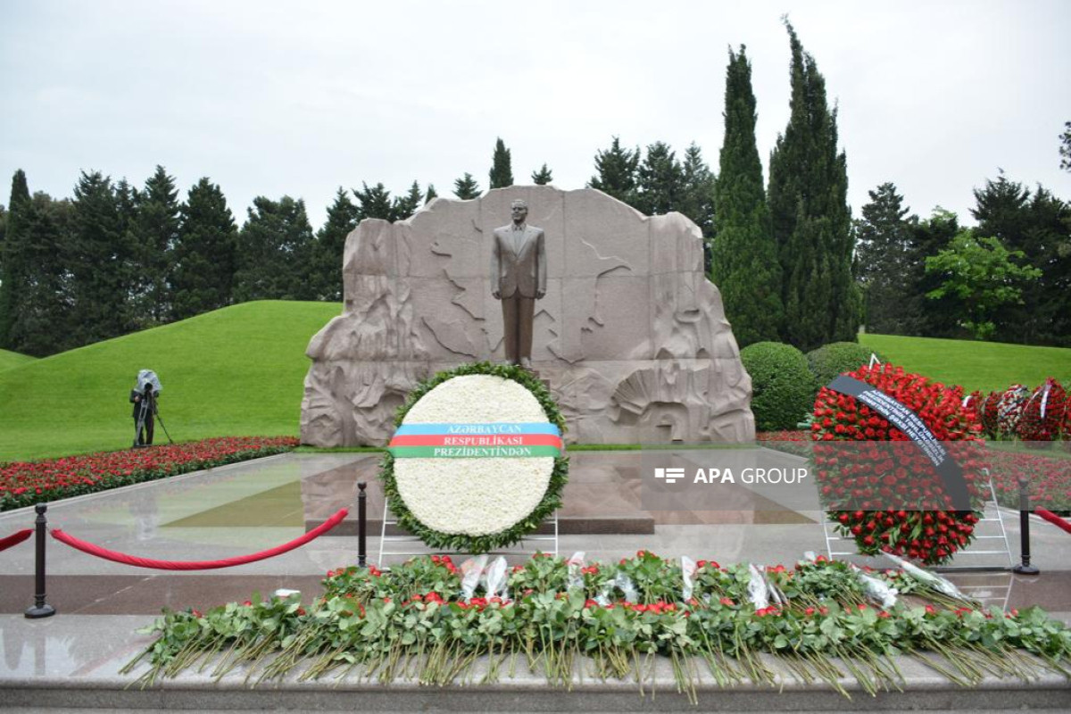 President Ilham Aliyev, First Lady Mehriban Aliyeva and their family members visited tomb of Great Leader Heydar Aliyev in Alley of Honors