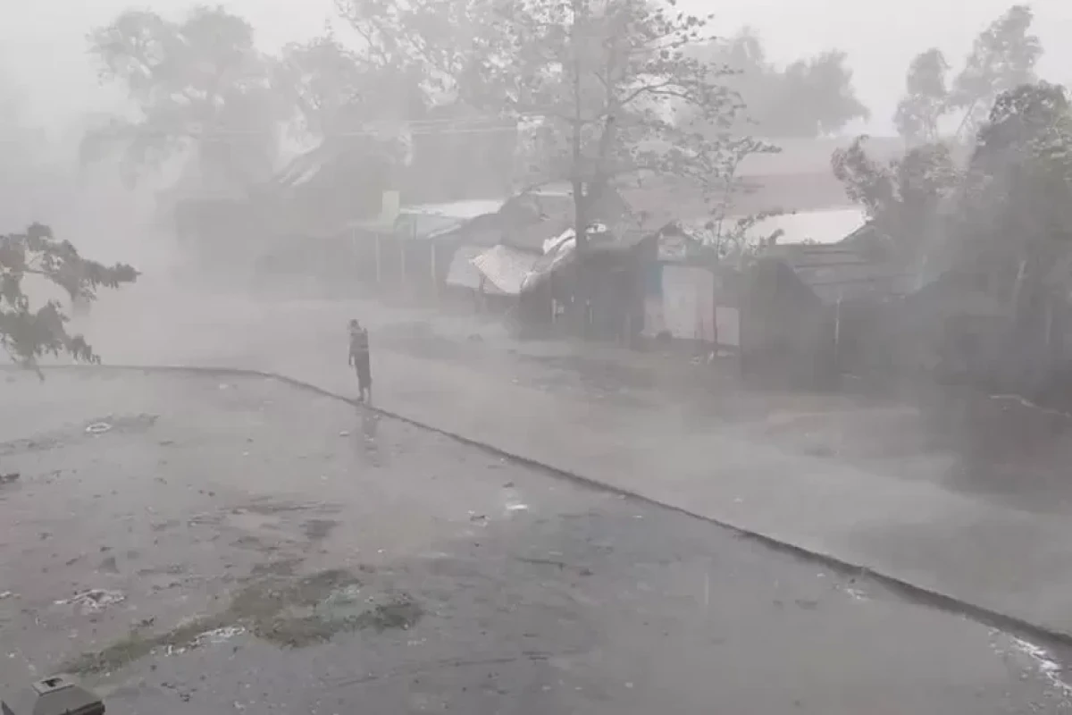 Deadly cyclone hits Bangladesh and Myanmar coasts