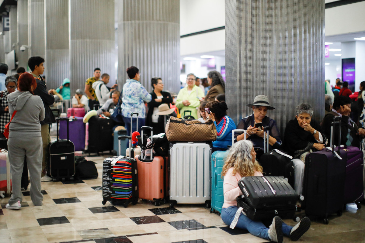 Mexico City airport shuts down operations due to volcanic ash