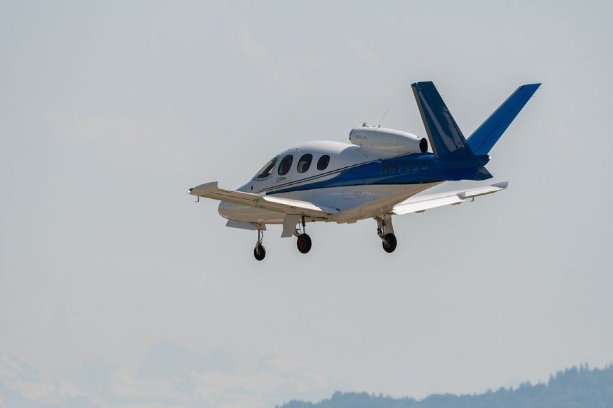 Plane crashes in Croatia, rescuers search for crew