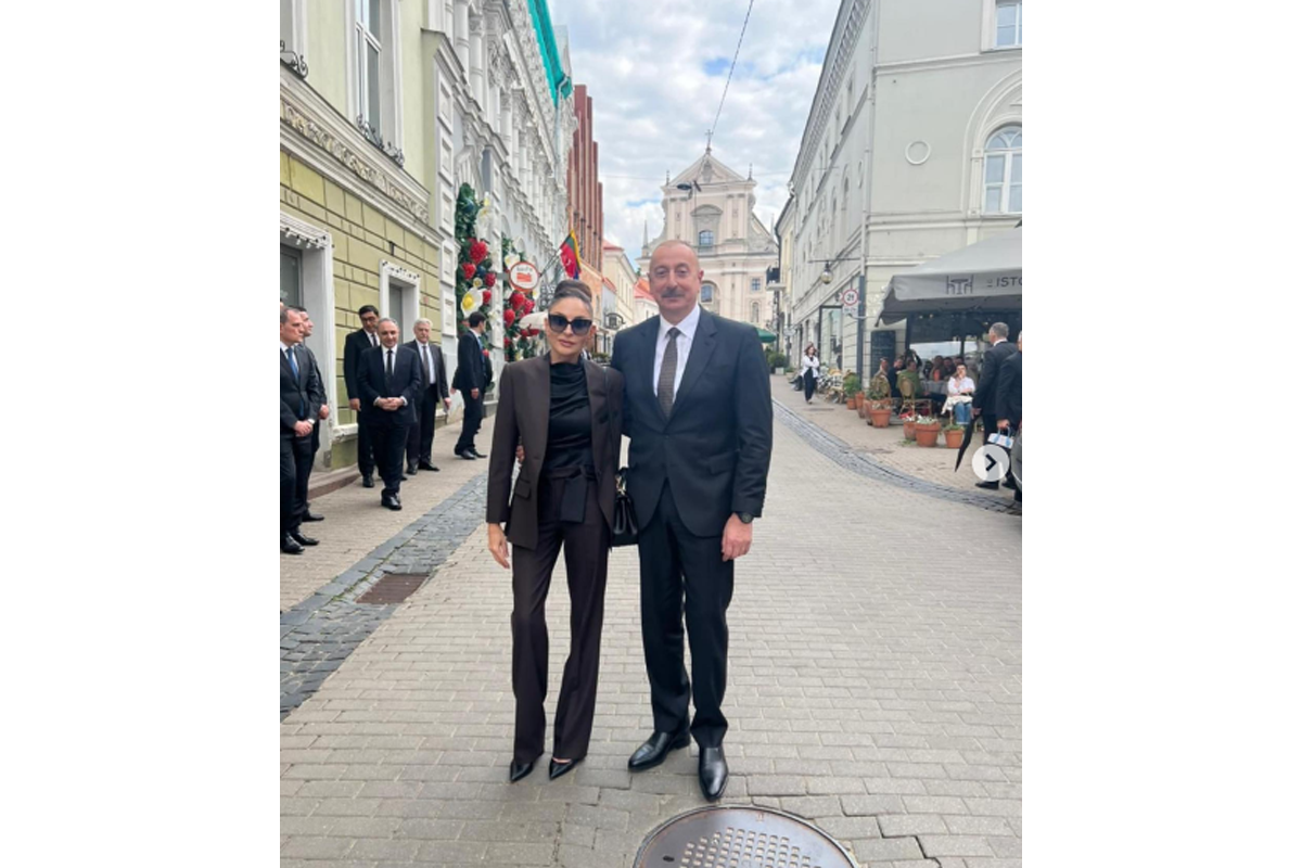 Azerbaijani President Ilham Aliyev and First Lady Mehriban Aliyeva toured Vilnius Old Town