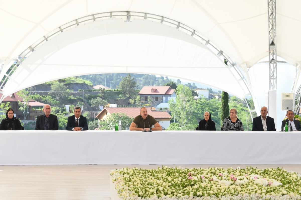 President Ilham Aliyev met with people who returned to the city of Lachin and presented house keys to them