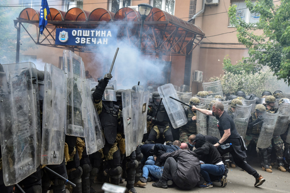Serbian president to meet U.S., Russia, China, EU ambassadors after clashes erupt