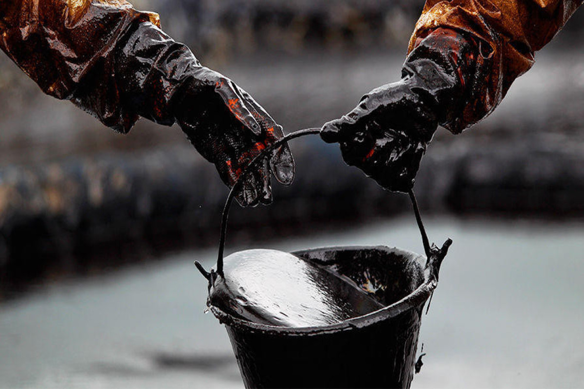 Azerbaijani oil price drops slightly in world markets