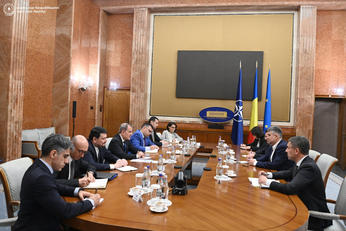 Azerbaijani FM meets with Romanian PM