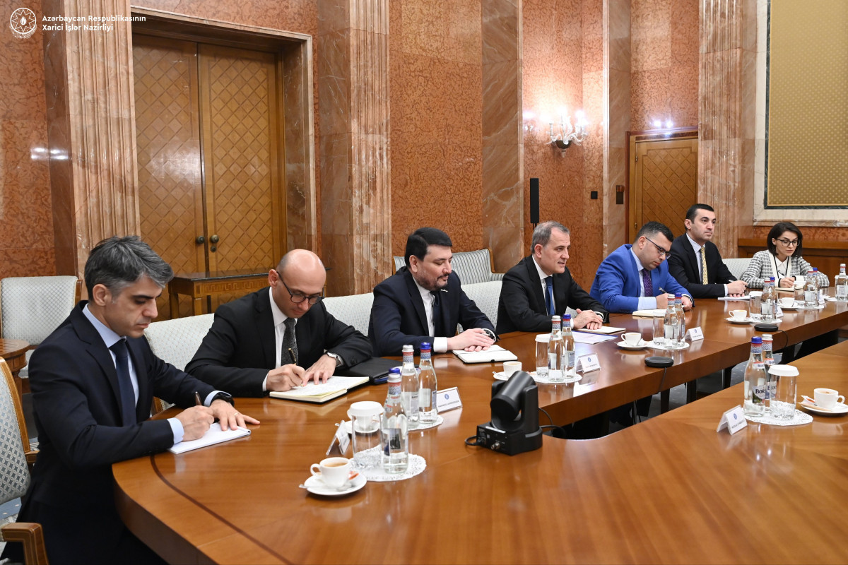 Azerbaijani FM meets with Romanian PM