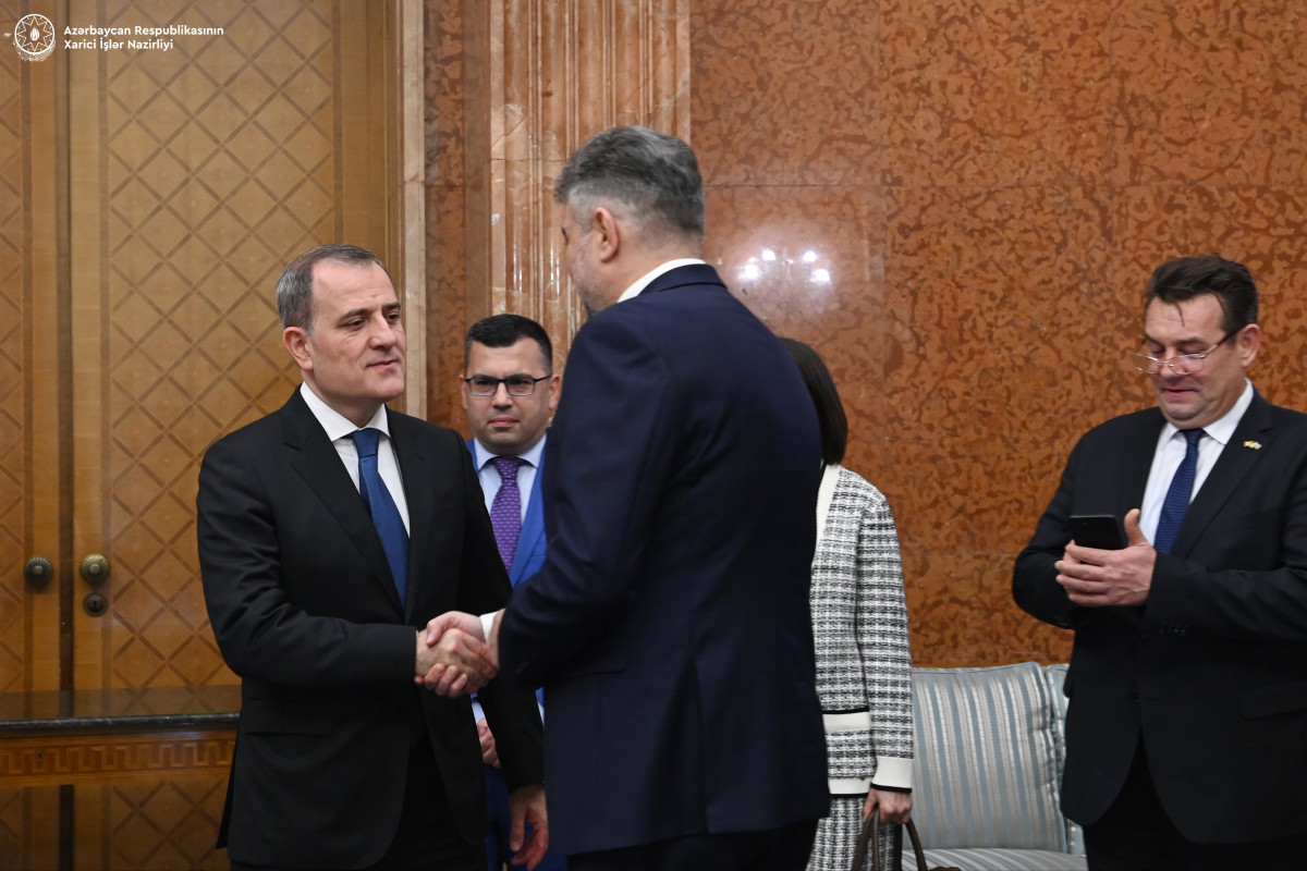 Azerbaijani FM meets with Romanian PM