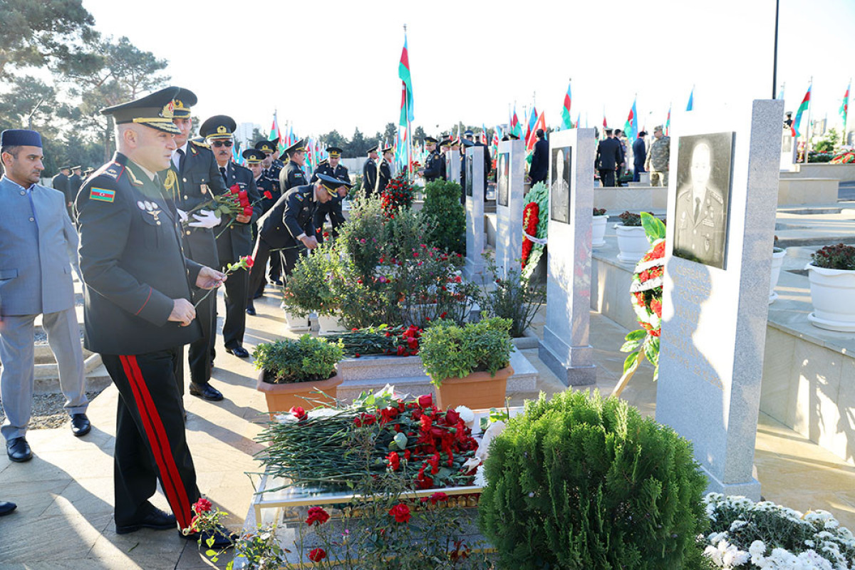Azerbaijani Defense Ministry’s military personnel visited Second Alley of Shehids -VIDEO 