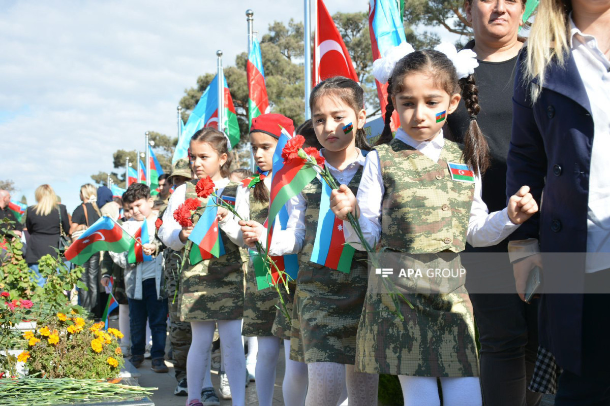 Azerbaijani people commemorate martyrs with pride on Victory Day - PHOTOLENT 