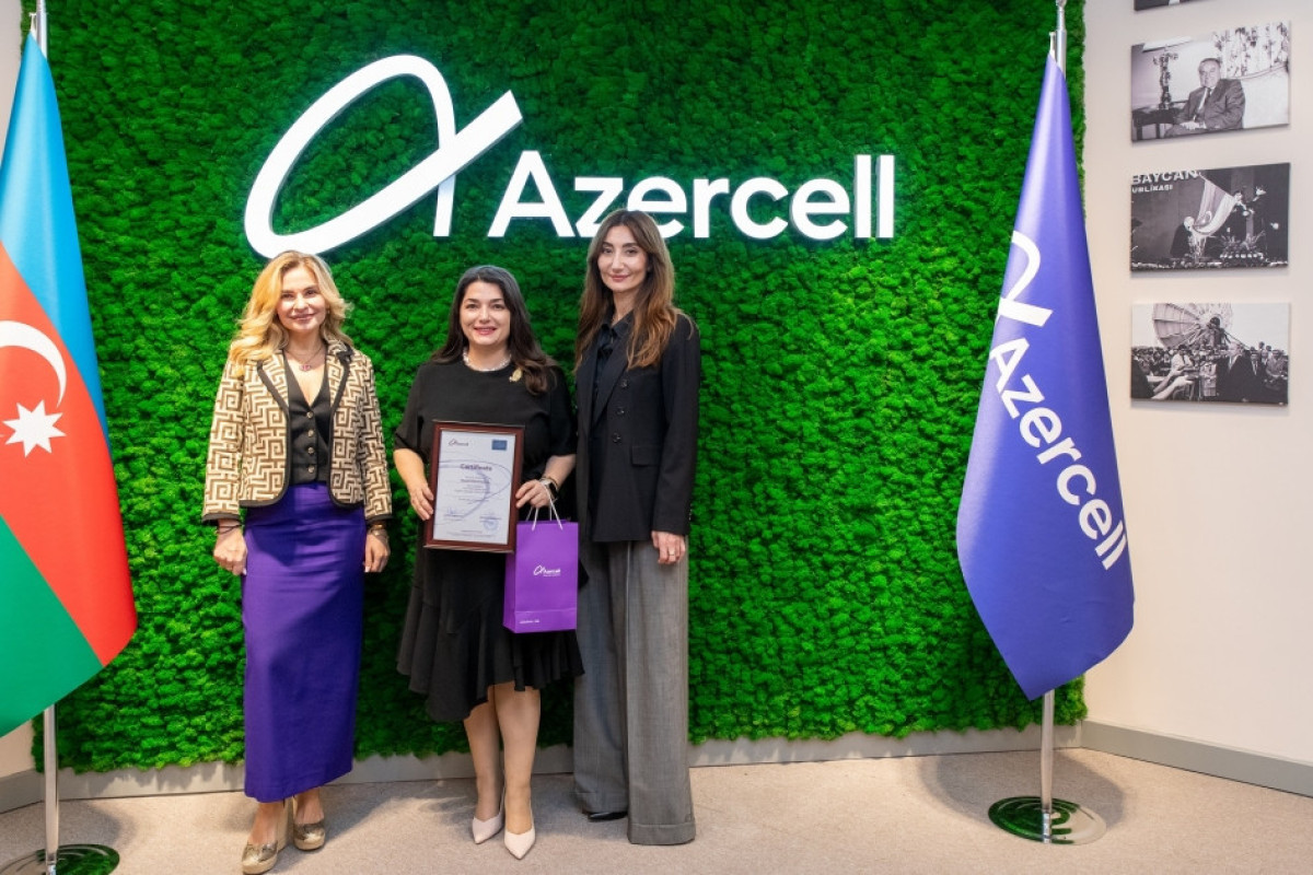 English language course organized by Azercell for journalists ends -PHOTO 