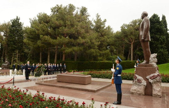President of Iraq visits tomb of great leader Heydar Aliyev