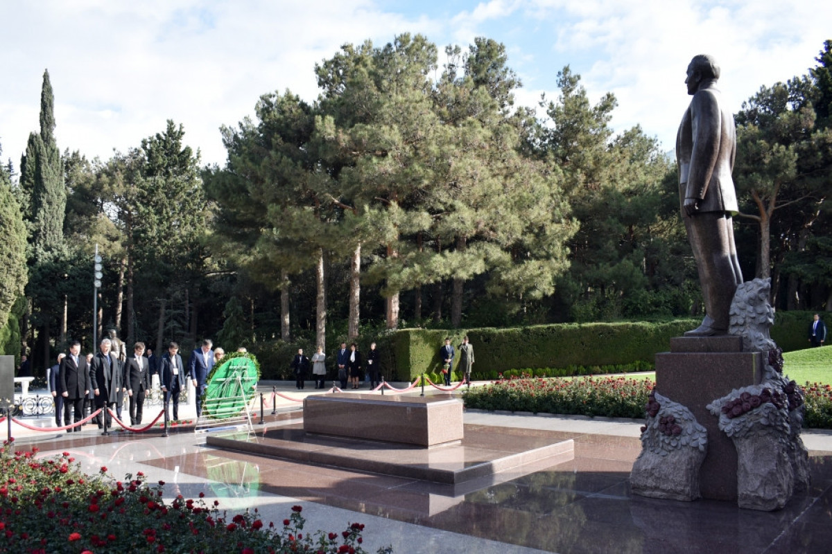 Hungarian Prime Minister pays respect to national leader Heydar Aliyev