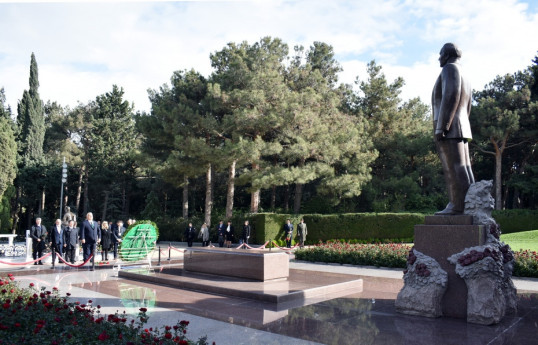 Hungarian Prime Minister pays respect to national leader Heydar Aliyev