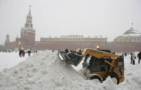 Snowfall Disrupts Life in Moscow, More Snow Expected