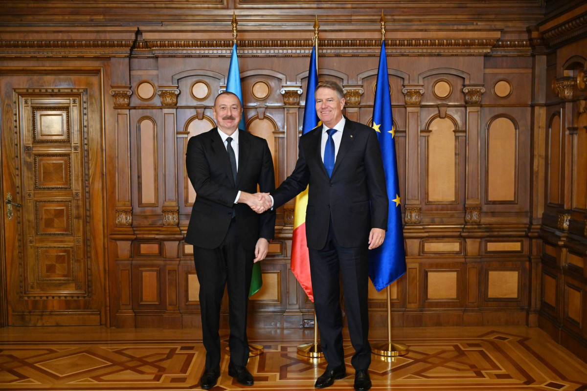 President Ilham Aliyev congratulates his Romanian counterpart