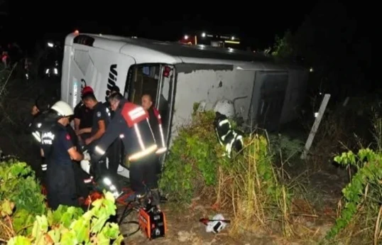 Tourist bus crashes into vineyard in Türkiye: 15 injured