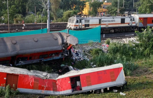 At least 4 killed, nearly 100 injured as train derails in India