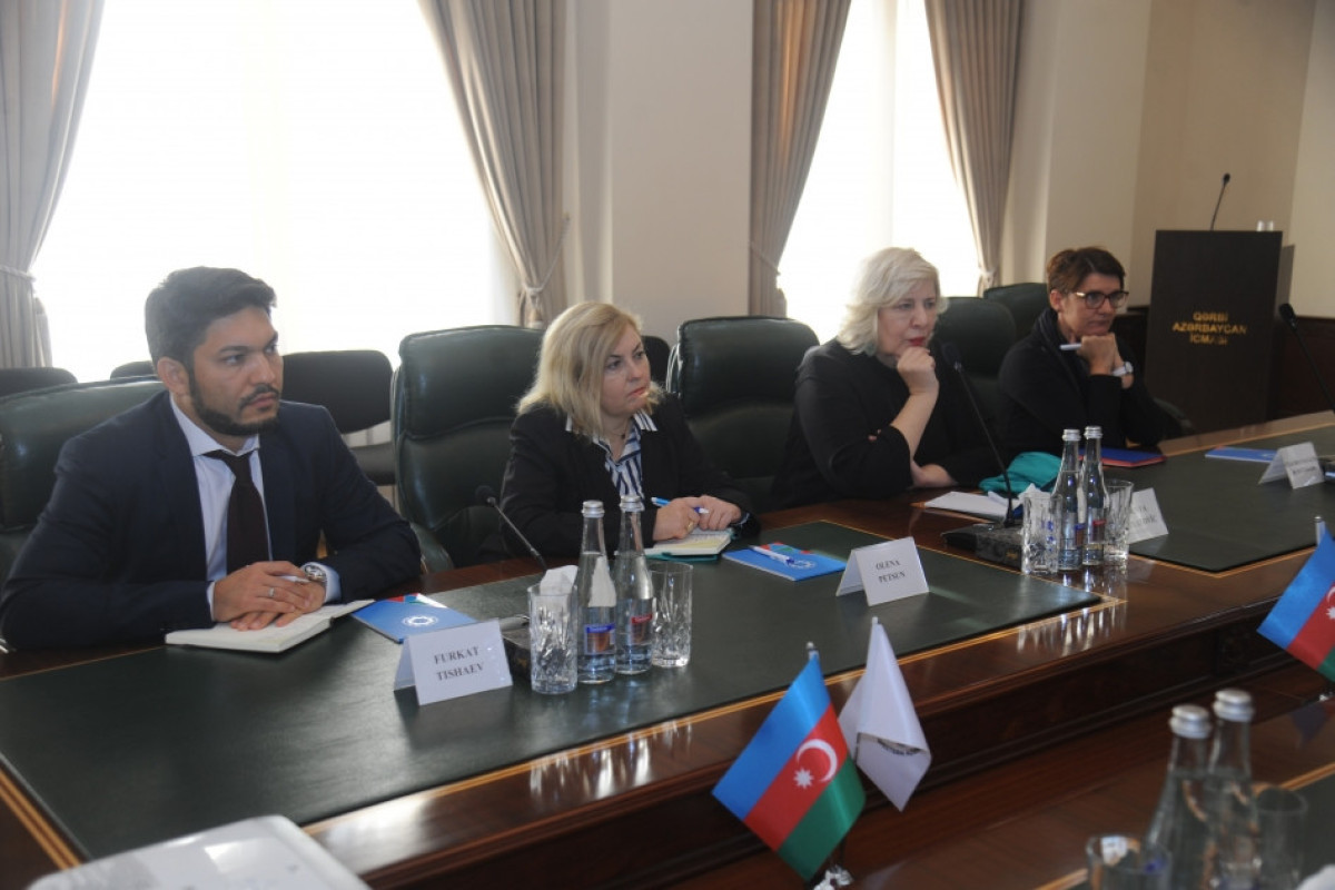 Council of Europe Commissioner for Human Rights visits Western Azerbaijan Community, meets with group of refugees
