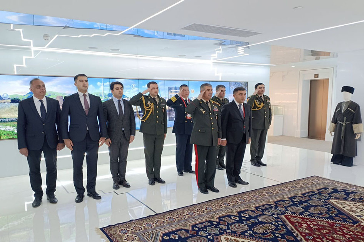Azerbaijan’s Defense Minister meets with heads of Chinese companies of military-industrial complex