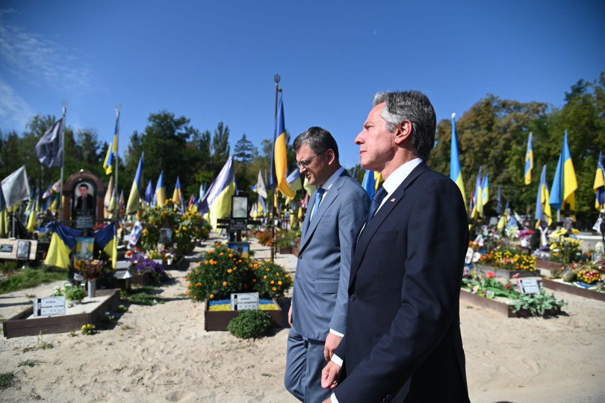 Blinken visited cemetery where fallen Ukrainian servicemen buried-PHOTO 