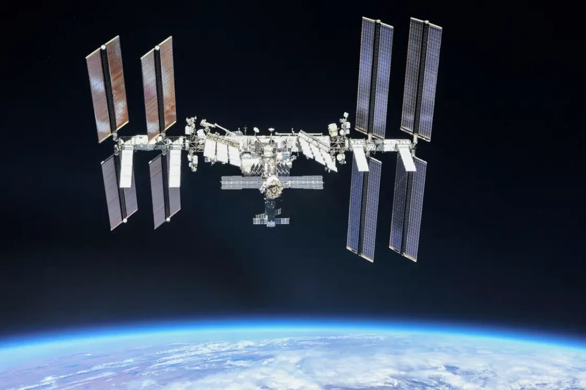 Rocket with 2 Russians, one American launches toward ISS