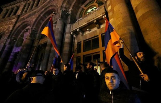 Armenian police utilize stun grenades to disperse protest-VIDEO 